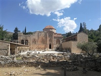 Το Καθολικό της Μονής, η νότια εσωτερική αυλή και ο βυζαντινός ερειπιώνας