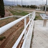 Ενημερωτική πινακίδα και κεκλιμένη στοά