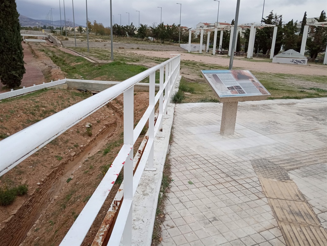 Τοποθέτηση ενημερωτικής πινακίδας στον αρχαιολογικό χώρο του Αδριανείου Υδραγωγείου στο Ολυμπιακό Χωριό στον Δήμο Αχαρνών