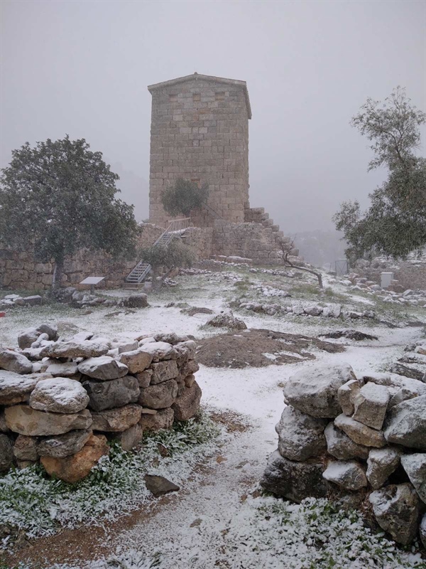 Εικόνες από το χιονισμένο Αρχαιολογικό Xώρο Αιγοσθένων (26-1-2022)